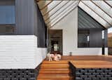 A New Hip Roof Rejuvenates a California-Style Bungalow in Melbourne - Photo 9 of 12 - 