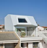 A Spanish House's Addition Looks Like an Ultra-Modern Helmet - Photo 4 of 13 - 