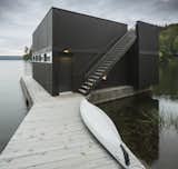 On the edge of the lake is a boathouse with a kitchenette and roof terrace.