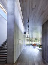 As you can see above, a rich textural contrast between concrete and wood on the façade is repeated throughout the interior of the house. 
