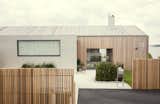 Using hidden gutters and scarce transitions, Skapa created a house with a defined volume and distinctly modern profile. 