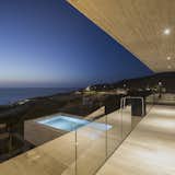 This transverse volume projects in an east-west direction out toward the sea. It includes a 23-foot cantilever that contains a gorgeous outdoor pool overlooking the ocean.