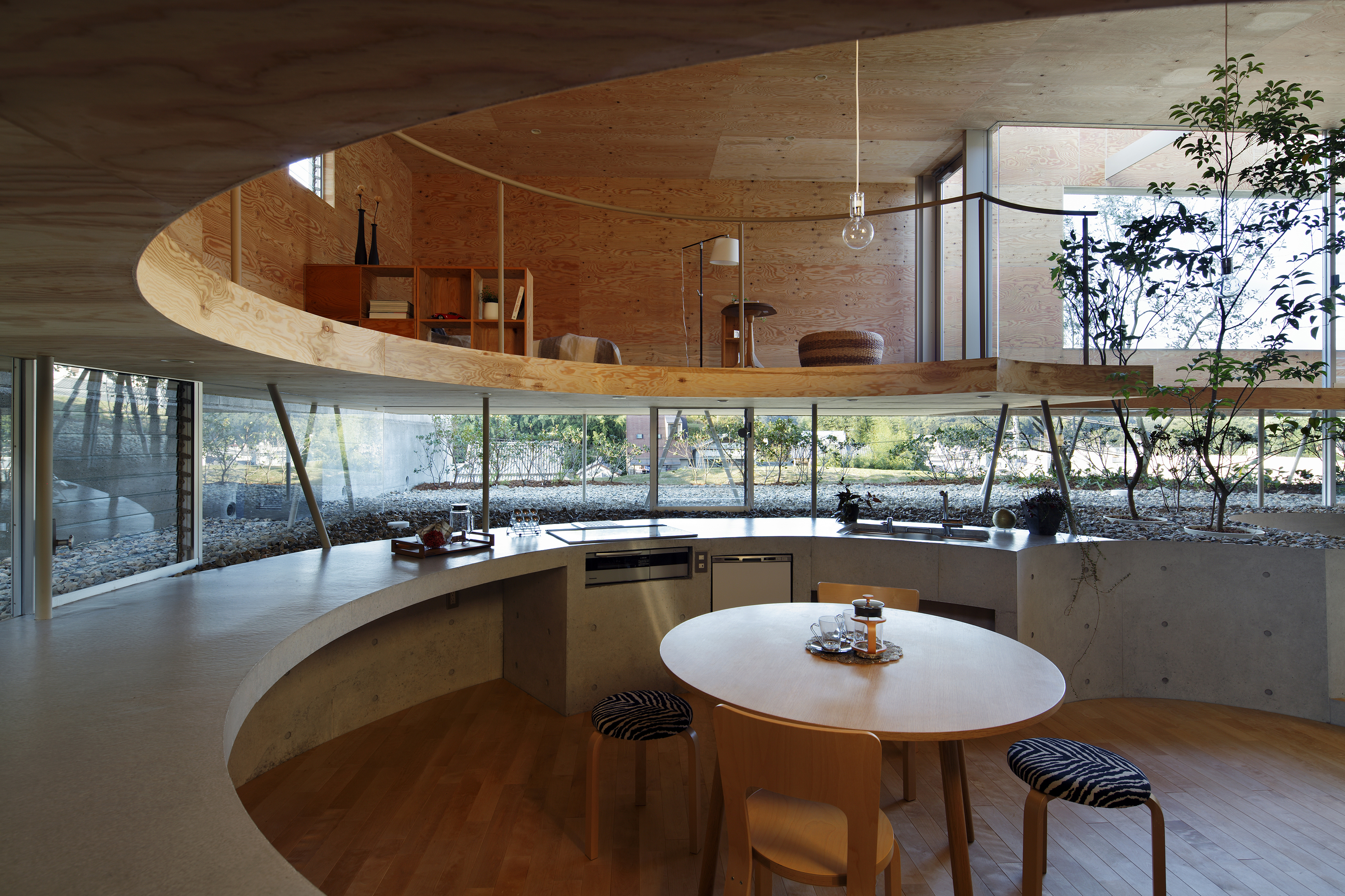アウトサイドインサイド　OUTSIDE  INSIDE This Japanese Home Has a Sunken Interior That Blends Into
