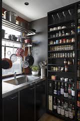 The kitchen is outfitted with appliances from Vzug.