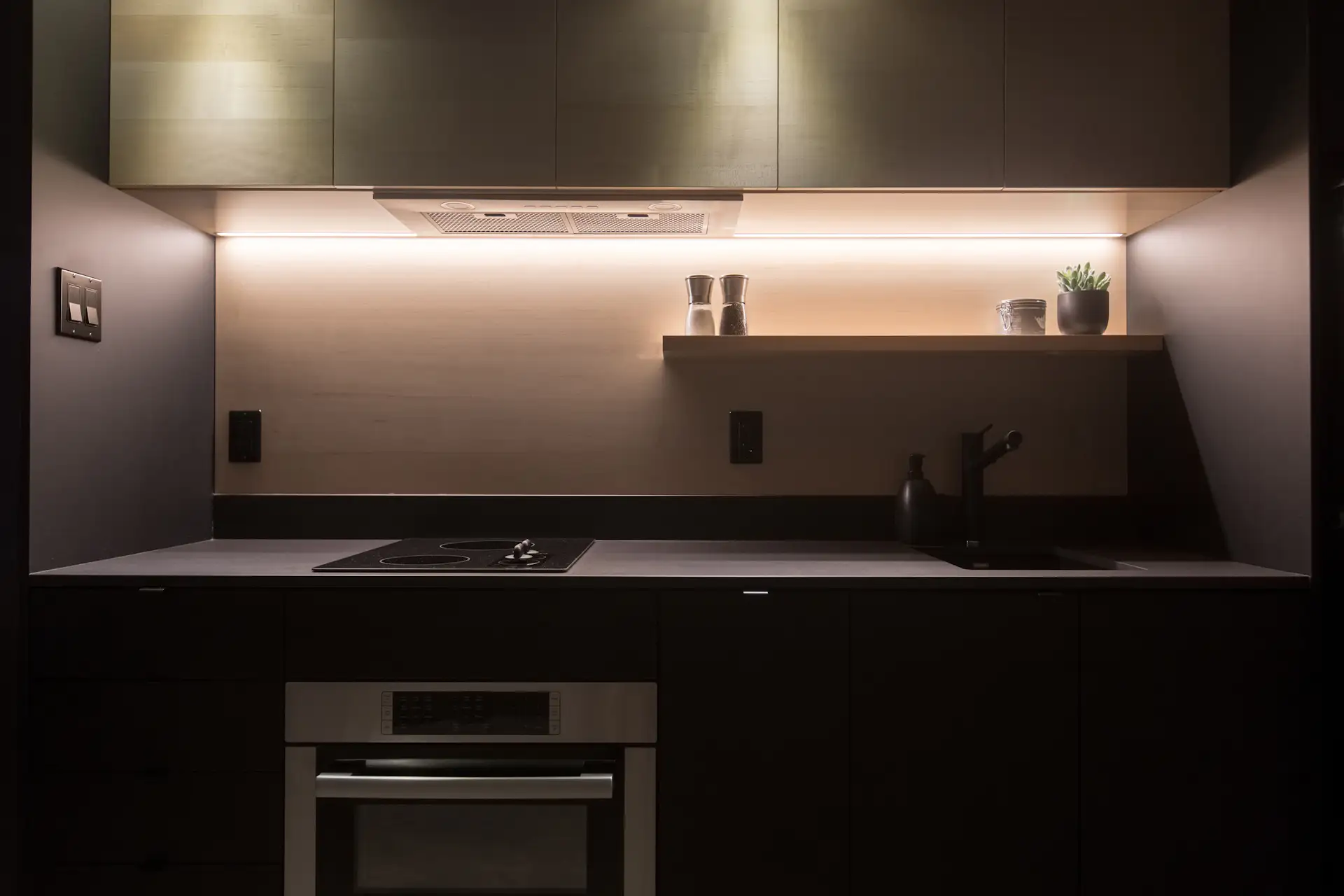 A Kitchenaid KECC056R cooking surface allows you to prep hearty meals.
