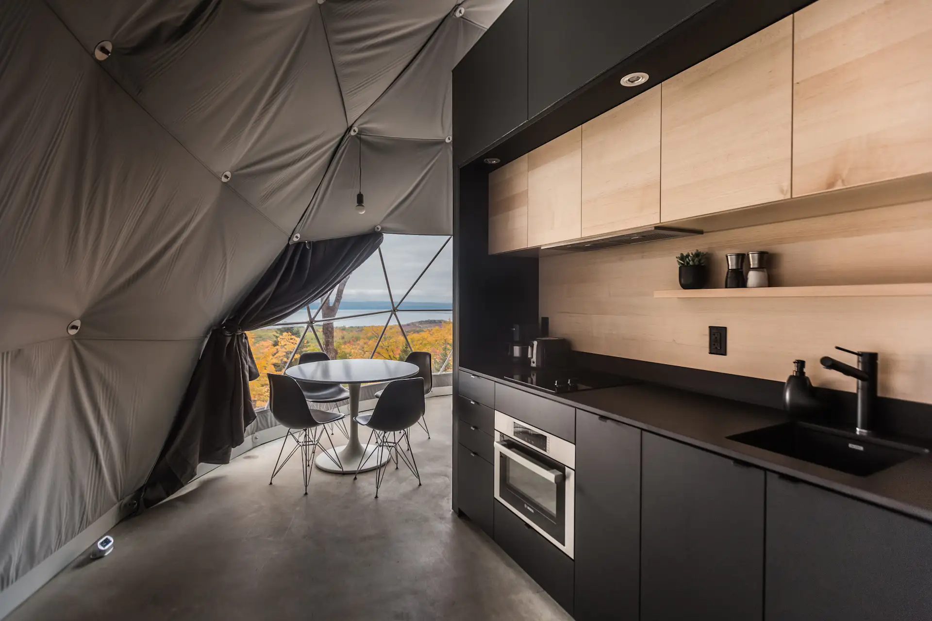 The kitchen features a Bosch HMC54151UC oven and microwave combo.