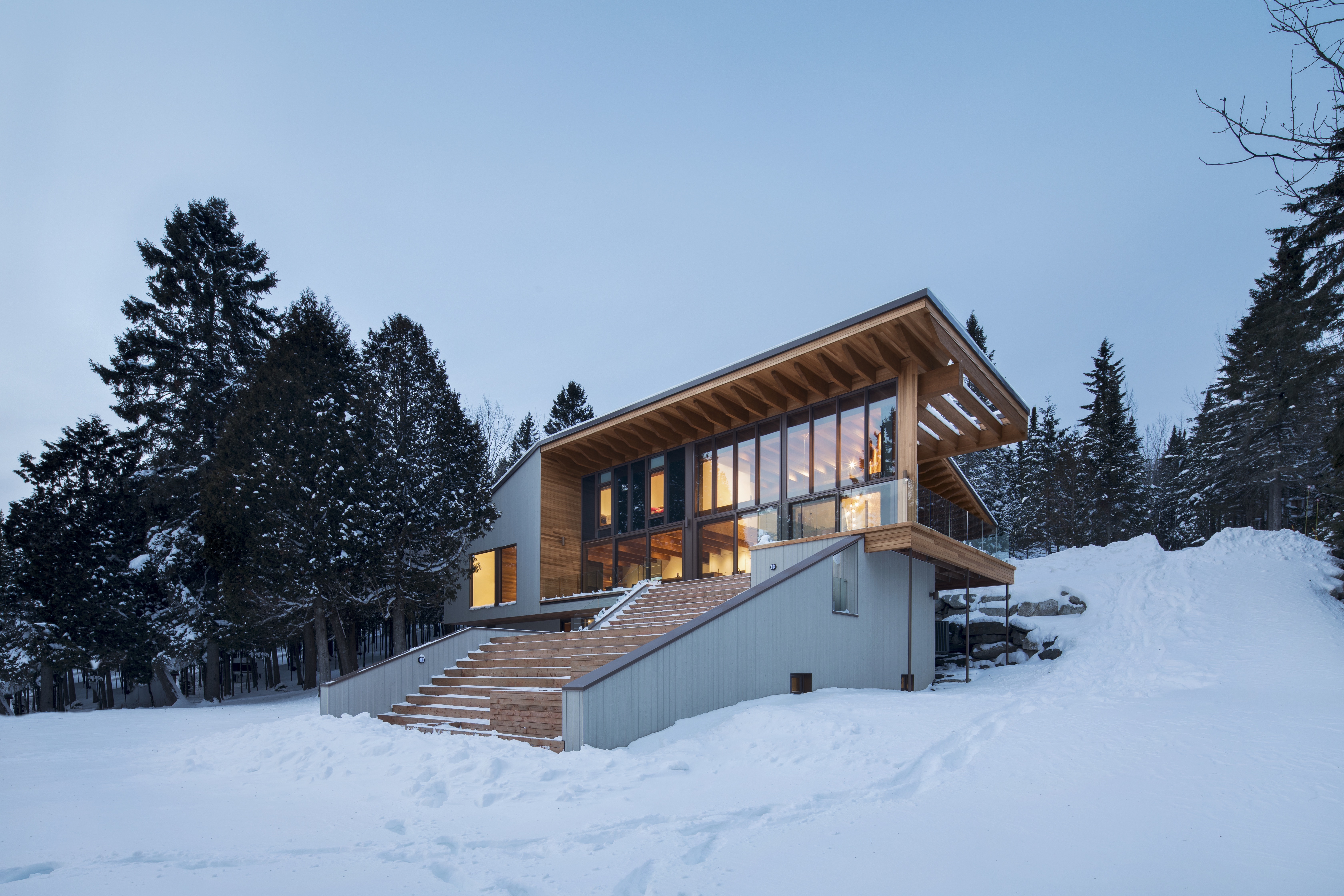 Photo 2 Of 15 In This Lakeside Family Home In Canada Celebrates The   Original 