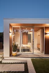 The “Australian tallowood” cladding and joinery is sourced from Eucalyptus microcorys trees. The studio features clear anodized window and door frames by AWS Australia. 
