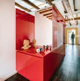 The red volume unifies the different functional zones within the apartment.