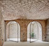 Albareda fitted the large vaulted openings in the basement with glass doors.