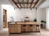 Textures contrasting, Low and minimalist  kitchen with a side pantry