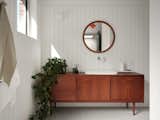 Simple and minimalist main bathroom 