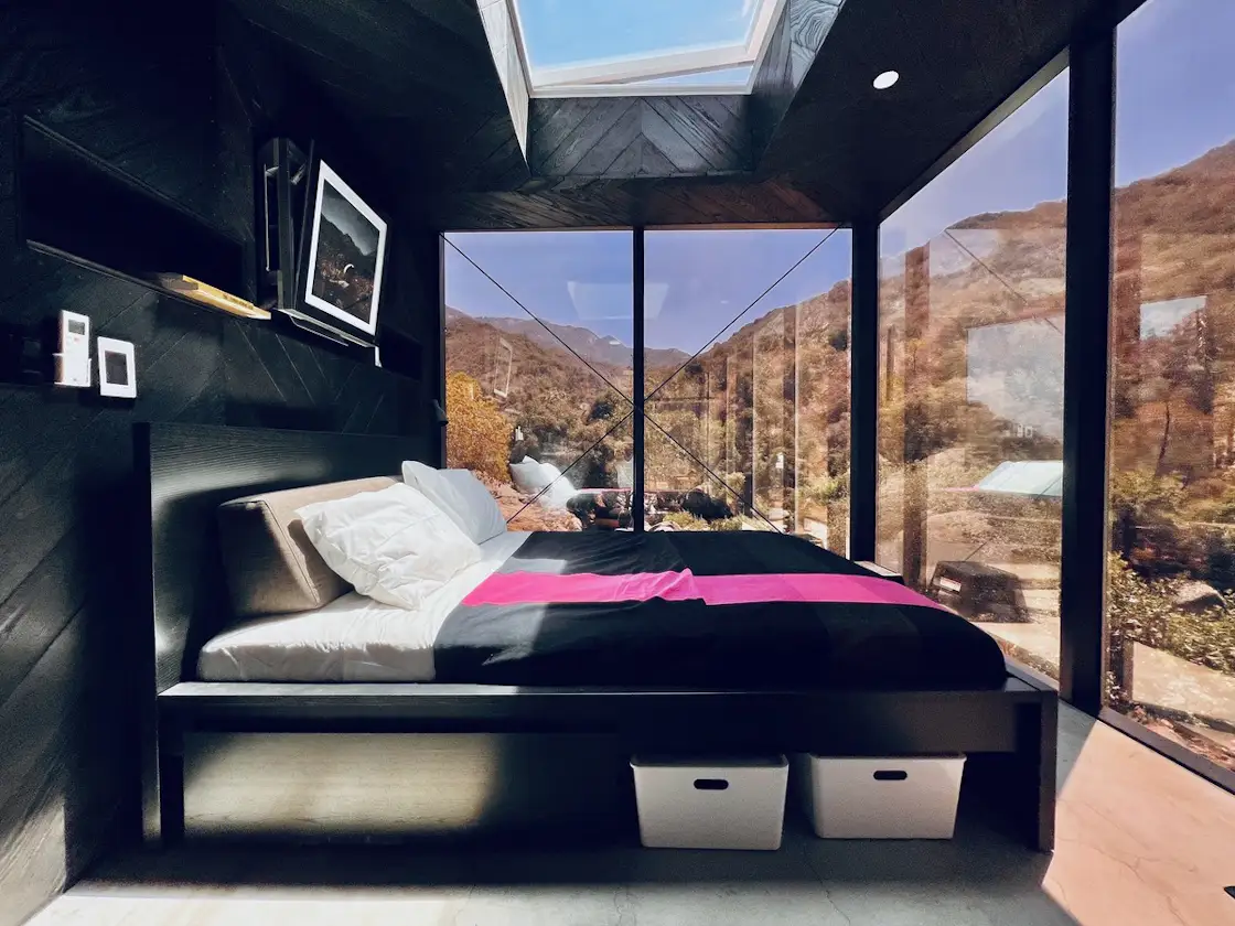 Curated visual reference: Photo 10 Of 13 In Luxury Off Grid Mirror Cabins Photo Inspiration