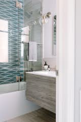 A custom glass panel provides additional towel space with a builtin towel bar.