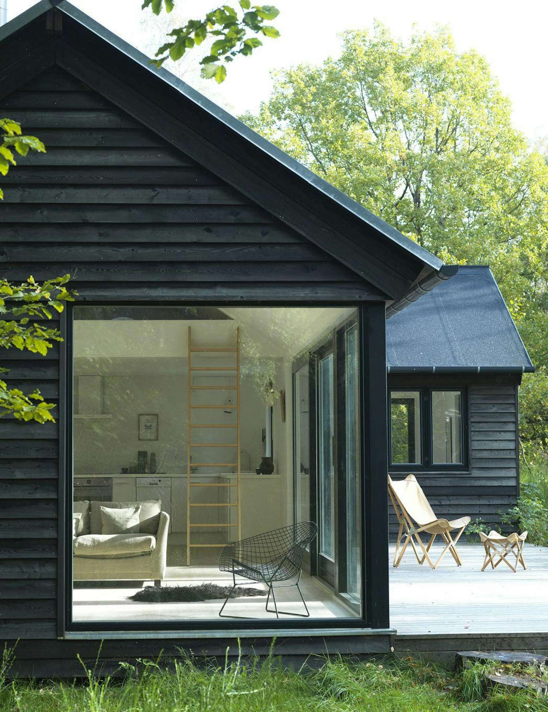 At 74 square meters, this L-shaped variation of the Vinkelhuset line by Danish modular cabin designer Møn Huset hits all the right notes.