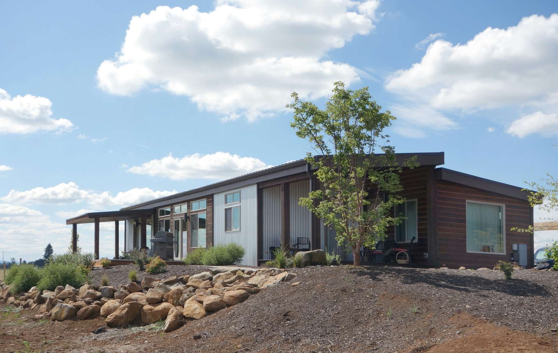 Based in Salem, Oregon, Ideabox approaches prefabricated homes from a sustainable point of view, seeking to build prefab residences that are beautiful, efficient, and affordable.