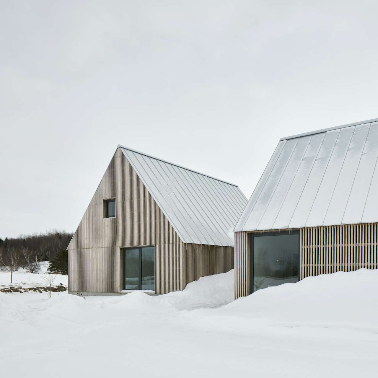 chalet nordique minimaliste scandinave prairie québec revêtement lattes bois ajourées verticales