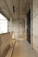 
A minimalist entryway where raw concrete surfaces blend with modern lighting, creating a sleek and sophisticated atmosphere. #mb3h #minimalistdesign #moderninteriors #industrialstyle