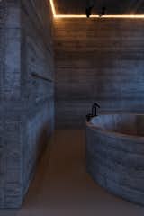 A stunning contrast of raw concrete and warm lighting, creating a serene, minimalist bathroom. #mb3h #minimalistdesign #bathroomgoals #concreteinteriors