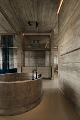 An impeccable fusion of raw concrete and modern minimalism, this space exudes sophistication and calm. #mb3h #concretedesign #modernbathroom #minimalistdecor