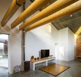 Once the structure was completed, the walls and ceilings were insulated with wood (Gutex Cubierta), which the team implemented as a more natural and breathable alternative to a thermal bridge.&nbsp;&nbsp;