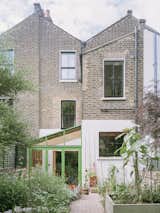 The homeowners appreciate the vibrancy of the green frame as a nod to the dynamism and variety of their Hackney neighborhood, filled with brightly-hued shops selling produce from around the world.