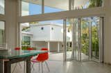 Open floor plan, house around a patio, large windows and glass doors and a sense of outdoors in the indoor (Eichler principle).