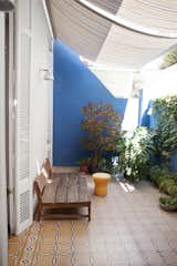 The petiribi wood bench,  the sunshades and the plants over the blue walls set up a unique atmosphere.