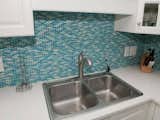 This crisp kitchen features Susan Jablon's Turquoise Blue Mini Subway Glass Tile. Call us if you would like to customize this blend to reflect your kitchen or bathroom colors. http://ow.ly/jAMa30impHd #customtile #tile #mosaictile #glasstile #turquoise #kitchenpics #kitcheninspo #kitcheninspiration #newkitchen #kitchenupdate #kitchenupgrade #caribbeanwaters #caribbeanblue #caribbeangreen #homestyle #interiordesign #homedecor #kitchenideas #kitchencolors #modernkitchen #dreamkitchen #iloveblue #happykitchen #kitchenphotos #customkitchen #kitchenpics #bluetile #kitchentile 