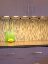 Create sleek, modern lines with Susan Jablon's STIX tiles. THis kitchen features a STIX tile blend in wheat, white & grey hand-cut glass tiles. http://ow.ly/wviq30iUbvR  
#tile #customtile #kitchenremodel #kitchenpics #mosaictile #kitchendesign #modernkitchen #backsplash #homedecor