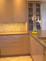 Create sleek, modern lines with Susan Jablon's STIX tiles. This kitchen features a STIX tile blend in wheat, white & grey hand-cut glass tiles. http://ow.ly/wviq30iUbvR  
#tile #customtile #kitchenremodel #kitchenpics #mosaictile #kitchendesign #modernkitchen #backsplash #homedecor