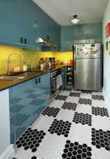 Thank you to customer Rosie McCobb Photography in Brooklyn, NY, for this delicious picture of her remodeled kitchen featuring our 1" Lime Green Glass Tile. Makes you want to whip up a batch of margaritas, right?
Love the Lime Green pop of color? Shop it here: https://www.susanjablon.com/1-inch-lime-green-glass-tile.html
#tile #customtile #mosaictile #subwaytile #limegreentile #designertile #greentile #glasstile #limegreendecor #limegreenkitchen #kitchenpics #kitcheninspo #interior123 #interiordesign #interiordesigner #kitchenremodel #kitchendecor #kitchenrenovation #homerenovation #apartmentremodel #susanjablon #colorfulkitchen #homebeautiful #homestyle #homedecor #homeremodel #backsplash #kitchenbacksplash #lovemykitchen #tealkitchen #uniquekitchen #kitchendesign #modernkitchen #updatedkitchen #brightkitchen