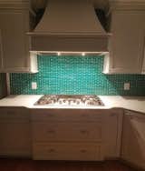Create an eye-popping statement wall in your kitchen with Susan Jablon's colorful Teal Green Transparent Glass Subway Tile.
http://ow.ly/QCQo30l52Mc
#tile #susanjablon #mosaictile #glasstile #customtile #finditstyleit #modernhome #contemporaryhome #dreamkitchen #currentdesignsituation #jungalowstyle #housetour #Instastyle #instahome #apartmenttherapy #houseenvy #interior123 #homerenovation #kitcheninspo #designinspo #backsplash #custombacksplash #customtile #tilestyle #cottagestyle #oldhouselove #greentile #tealtile #ihavethisthingwithgreen #smallspacesquad #walltiles #tiles #ihavethisthingwithtiles #kitchentiles #modernkitchen
