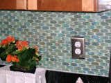 This kitchen renovation photo illustrates why Oval Aqua Blue Iridescent Glass Tiles are one of Susan Jablon's most popular tiles. Order a tile sample today!
http://ow.ly/vmiA30ldHjH
#tile #tiles #dreamkitchen #walltiles #kitchentiles #mosaictiles #glasstiles #kitchen123 #kitcheninspo #kitchenrenovation #kitchendesign #designbuild #ihavethisthingwithblue #interiordesign #interior123 #housetour #modernkitchen #homerenovation #homeinterior #dreamhome #instalove #instastyle #instahome #jungalowstyle #apartmenttherapy #cottagestyle #midcenturydecor #oldhouselove #farmhouselove #smallspacesquad #ihavethisthingwithtile 