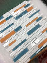 In our workroom this week: Apricot Turquoise and White Linear Glass Tile Mix. This blend features apricot turquoise and white subway glass tiles in both glossy and frosted, in varying lengths and sizes. Perfect for a backsplash, a shower feature wall or a swimming pool and spa. It is very easy to install as it comes on mesh and is very easy to clean. Order your sample today!
http://ow.ly/tqAm30lZi4u
#tile #tiles #walltile #backsplash #showertile #myhouseidea #kitchen #dreamkitchen #subwaytile #scandistyle #ihavethisthingwithcolor