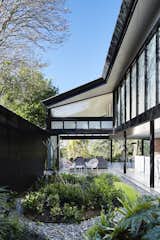 An Edgy Slatted Facade Conceals a Striking Indoor/Outdoor Home in Brisbane - Photo 6 of 11 - 