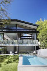 An Edgy Slatted Facade Conceals a Striking Indoor/Outdoor Home in Brisbane - Photo 10 of 11 - 