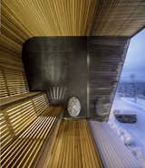 In the custom cedar sauna, the outdoors are immediately felt via the glass wall.