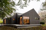 An Undulating Roof Flows Across the Barn-Like Modules of a Striking Long Island Home - Photo 6 of 13 - 