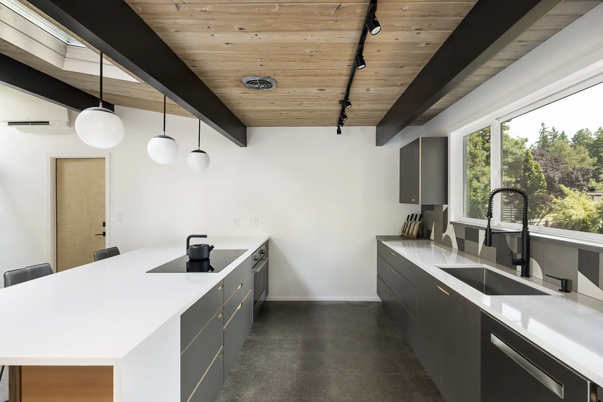 A Radiantly Remodeled Midcentury Home by Robert Rummer Lists for $925K ...