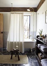 Bathroom in Southfield Farm by BarlisWedlick Architects