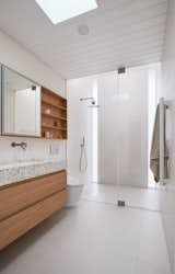 Bathroom of Templeton Eichler by Blaine Architects