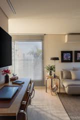Media Room and office in Penthouse Cenourão by Orlando Denardi