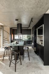 Kitchen of Penthouse Cenourão by Orlando Denardi