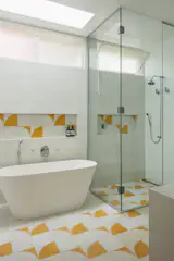 The tile picks up the yellow motif from the kitchen, and is from the Modernistas collection designed by Sawaia for Ladrilar.