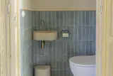 The toilet room also has tile from Revoir Paris, and a wall sink from QeramiQ, the home brand of the Dutch store Sanitairwinkel.