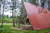 This modern A-frame is surrounded by miles of hiking, hidden swimming holes, and amazing vistas. With a distinctive red roof and an additional teepee tent available to rent, this cabin is the ideal getaway to experience Yosemite.&nbsp;&nbsp;