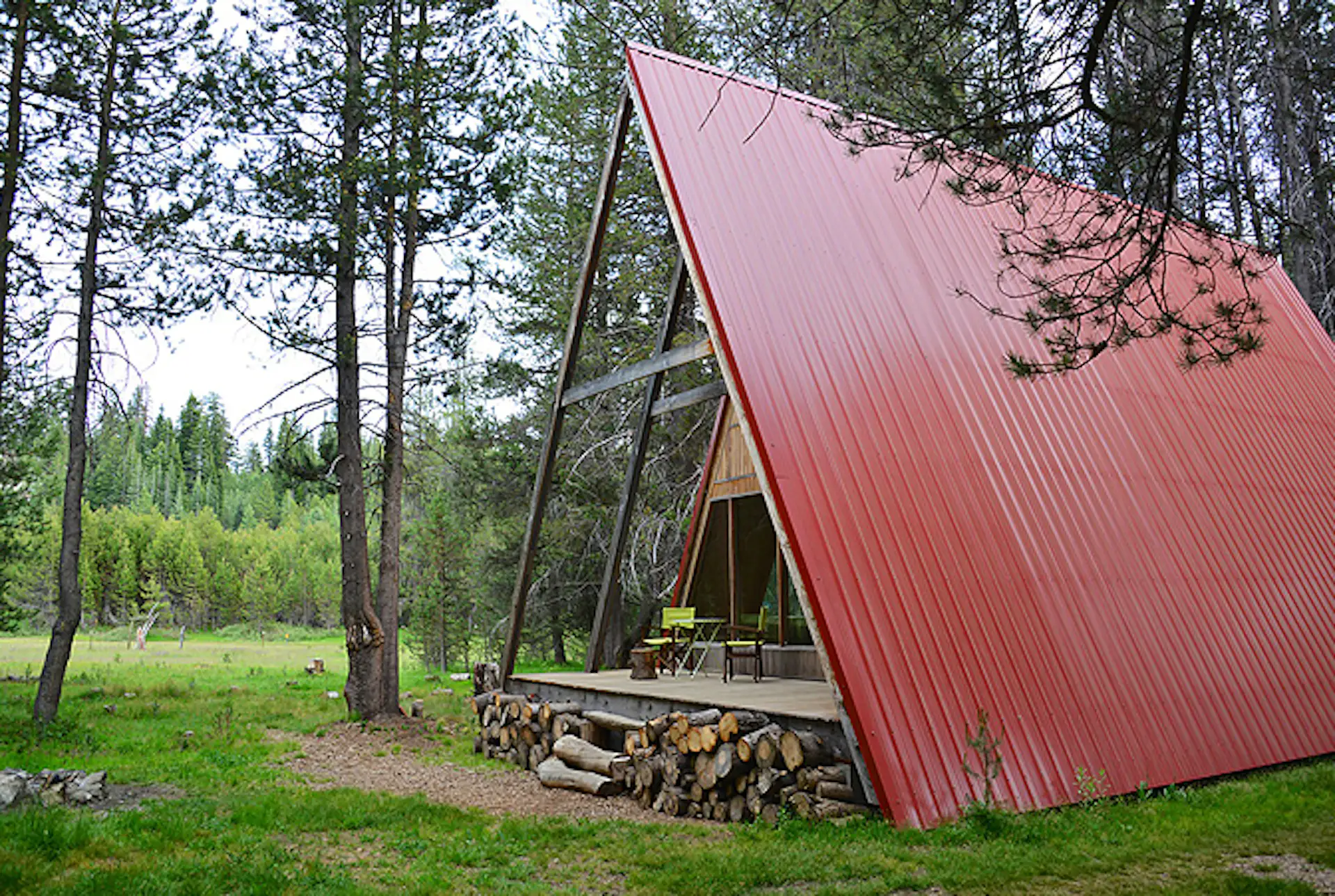 This modern A-frame is surrounded by miles of hiking, hidden swimming holes, and amazing vistas. With a distinctive red roof and an additional teepee tent available to rent, this cabin is the ideal getaway to experience Yosemite.