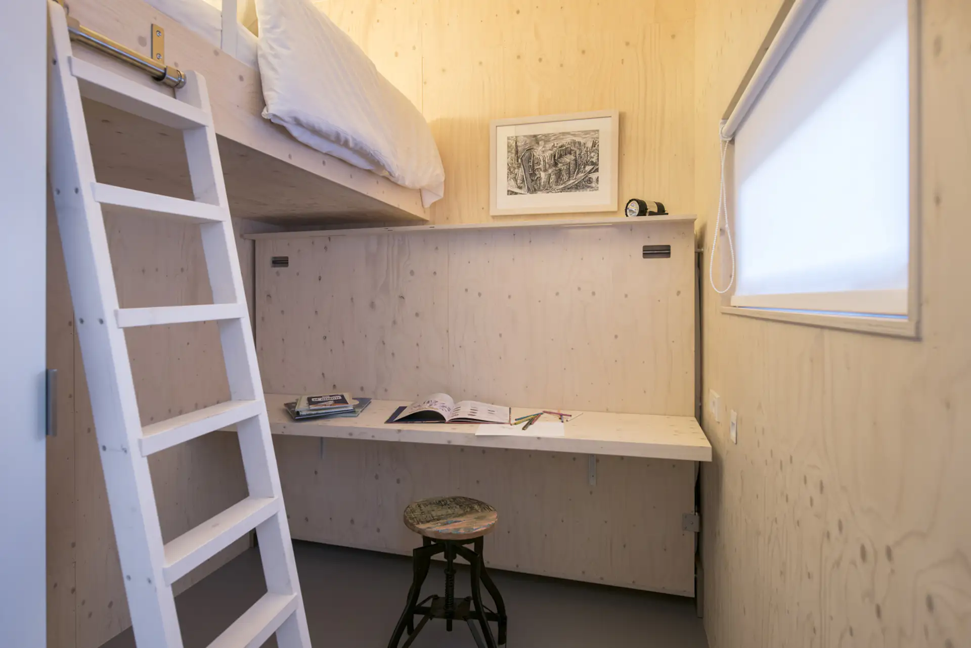 This small cabin provides plenty of sleeping space. Below the built-in bunk lies a foldable bed, which can be converted into a table when not in use.