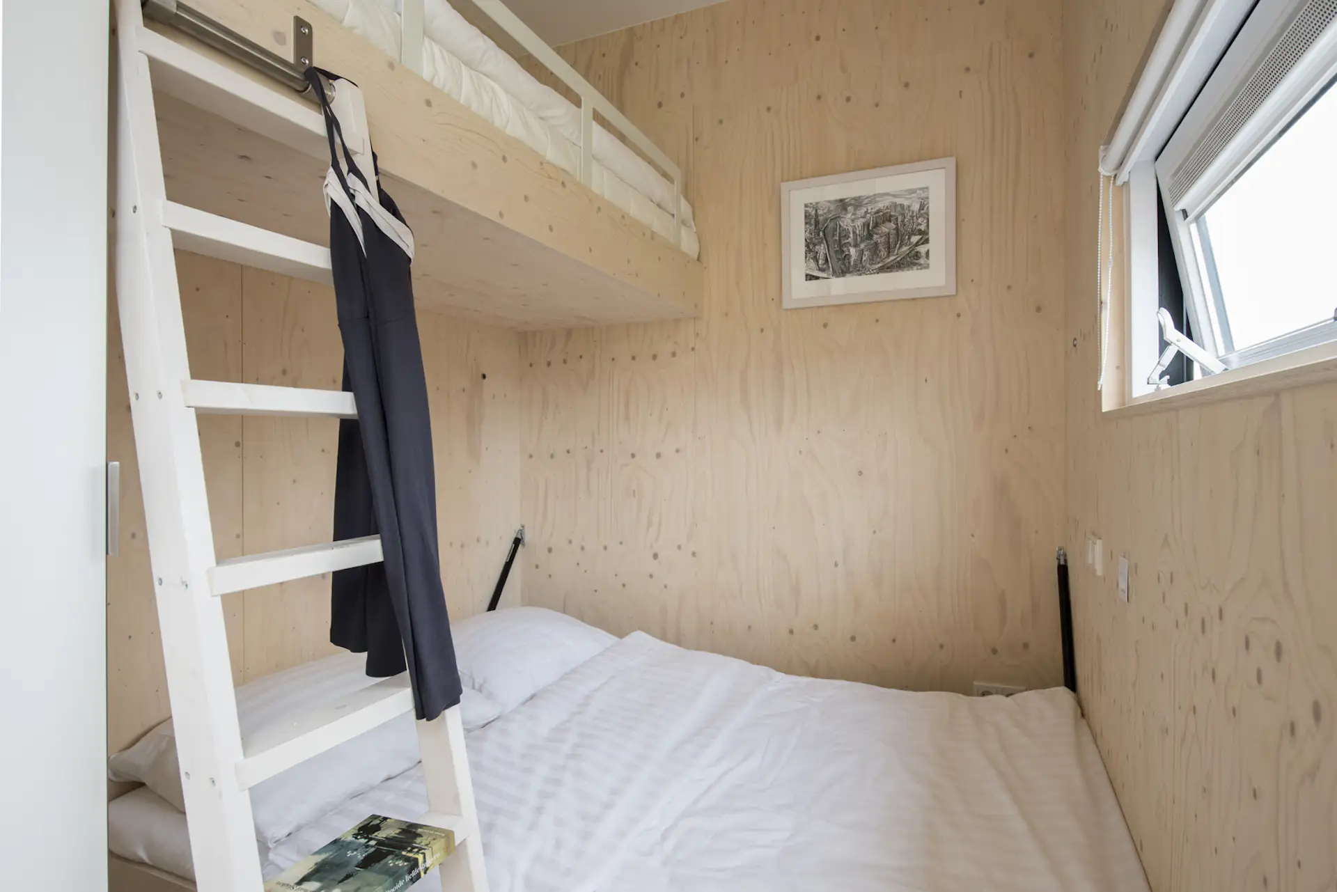 Thanks to a simple pull-down handle, a full-size bed provides additional sleeping space without any hassle.
